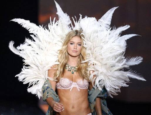 Model Doutzen Kroes presents a creation during the 2009 Victoria's Secret Fashion Show in New York 