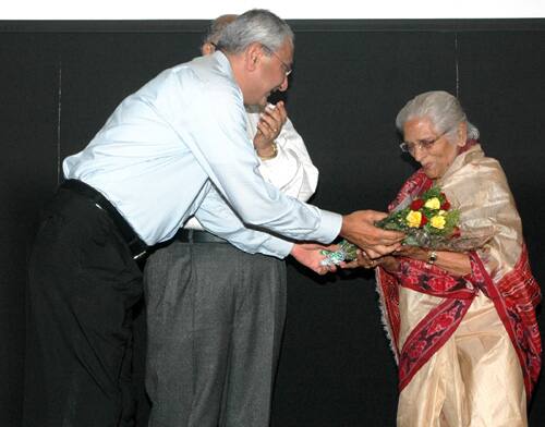 The Secretary, Ministry of Information and Broadcasting, Shri Raghu Menon felicitating Smt. Nirmala Devi, wife of the renowned music Director late Pt. Husanlal, at the inauguration of “Moments With Th