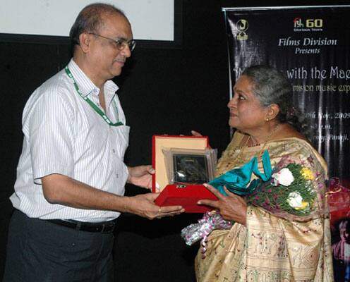 The Chief Producer, Films Division Shri Kuldeep Sinha felicitating Ms. Madhura Jasraj during the 40th International Film Festival (IFFI-2009), in Panaji, Goa on November 25, 2009. 