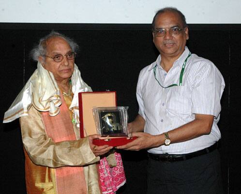 The Chief Producer, Films Division Shri Kuldeep Sinha felicitating Pt. Jasraj during the 40th International Film Festival (IFFI-2009), in Panaji, Goa on November 25, 2009. 