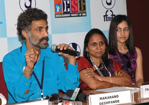 Shri Makrand Deshpande, Director of the film ‘Shahrukh Bola Khoobsurat Hai Tu’, addressing the Indian Premiere Press Conference, during the 40th International Film Festival (IFFI-2009), at Panaji, Goa