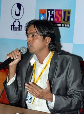 Shri Laxmikant Shetgoankar, Director of the film Paltadcho Manis, addressing the Press Conference on ‘Meet The Director of Indian Panorama Opener’, during the 40th International Film Festival (IFFI-20