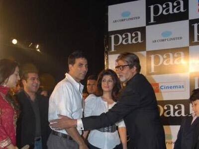 Amitabh Bachchan greets Akshay Kumar at the premiere of 'Paa'.