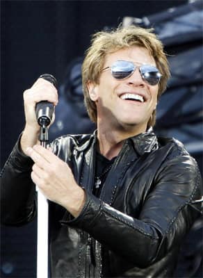 Jon Bon Jovi`s wife rushed to hospi after slicing her hand while