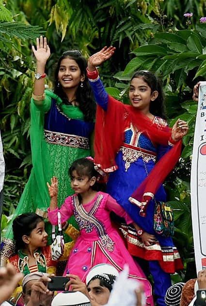 Children waving to West Bengal CM Mamata Banerjee who greeted Muslims on Éid-al-Fitr` at Red Road in Kolkata.