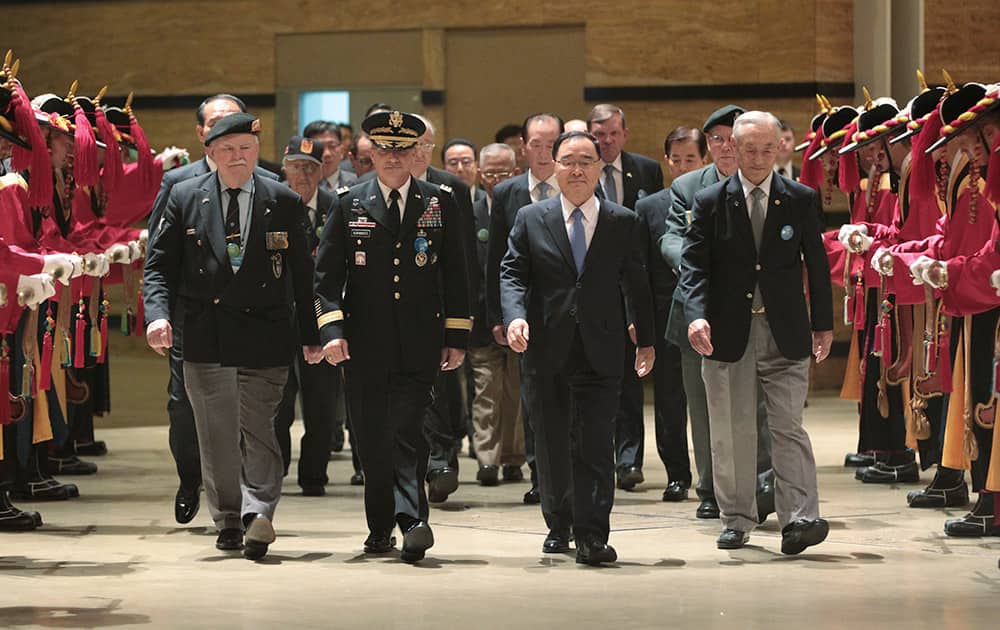 South Korean Prime Minister Chung Hong-won, second from right, and US Army Gen. Curtis Scaparrotti, Commander UNC/CFC/USFK, second from left, inspect honor guard with Korean War veterans during a ceremony marking the 61th anniversary of the signing of the armistice agreement that ended the Korean War on July 27, 1953, in Seoul, South Korea.