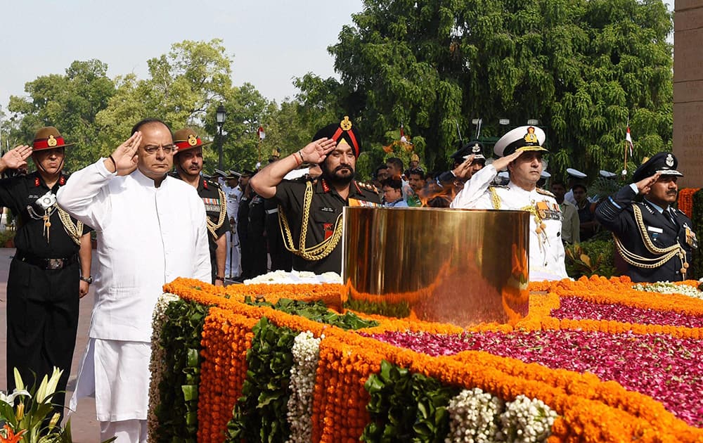 Defence Minister Arun Jaitley along with the Chief of Army Staff, General Bikram Singh, the Chief of Naval Staff, Admiral R K Dhowan and the Chief of the Air Staff, Air Chief Marshal Arup Raha paying homage at Amar Jawan Jyoti on the occasion of Kargil Vijay Diwas in New Delhi.
