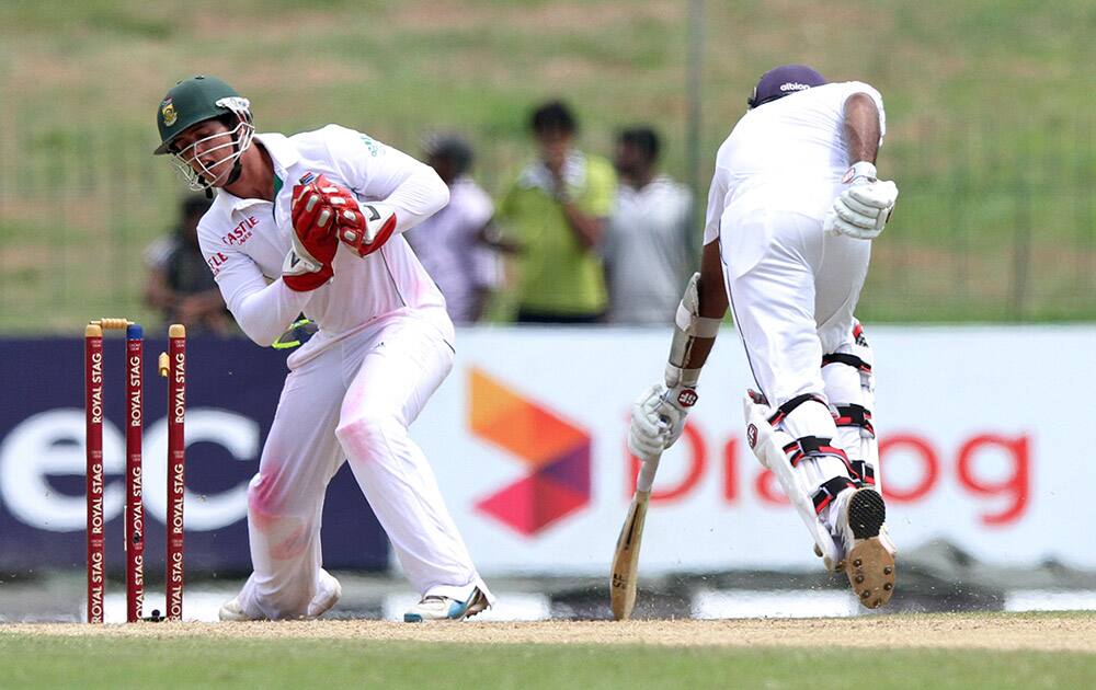 Sri Lankan batsman Mahela Jayawardene reaches the crease on time to avoid being dismissed by South African wicketkeeper Quinton de Kock during the first day of the second test cricket match between Sri Lanka and South Africa in Colombo, Sri Lanka.