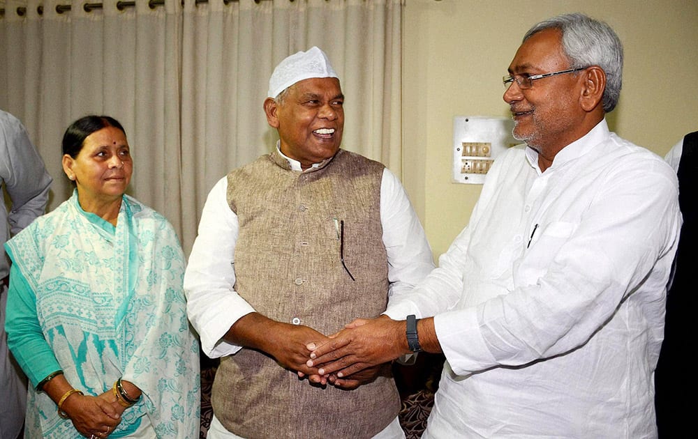 Bihar Chief Minister Jitan Ram Manjhi with JD(U) senior leader Nitish Kumar (R) and RJD senior leader Rabri Devi (L) during an Iftar party at CM residence in Patna.