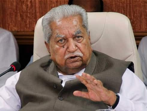 Former chief minister of Gujarat Keshubhai Patel, an octogenarian veteran politician, is the founder of Gujarat Parivartan Party (GPP) and is better known as bête noire of Narendra Modi.
Keshubhai Patel, 84, belongs to the Patel community deemed to be significant for playing an important role in Gujarat elections.
He served as Gujarat CM from March 1995 to October 1995 and from March 1998 to October 2001. Patel had been one of the prominent faces of the Bharatiya Janata Party in Gujarat until 2001, when his party was defeated in two key by-elections. This paved the way for unseating of Patel from Gujarat CM’s post and arrival of Narendra Modi as the new man at the helm of affairs in Gujarat.
Dejected after losing CM’s chair, Keshubhai Patel’s troubles mounted in the 2007 Gujarat Assembly Elections when Narendra Modi emerged victorious in Patel’s stronghold of Saurashtra. In spite of the fact that Patel had campaigned vigorously urging people to vote for a change, people had preferred the BJP and voted for Modi. Also, Patel had been served showcause notice by his own party for anti-party activities to which he hasn’t replied yet.
Keshubhai Patel left BJP on 4th August 2012 and floated his own outfit, named Gujarat Parivartan Party (GPP). He has already announced the first list of 63 candidates for the first phase of Gujarat Assembly Elections 2012.
Hell-bent on defeating Modi in the upcoming Assembly Elections in December, Keshubhai has filed his nomination papers from Visavadar constituency in Rajkot district.
By Supriya Jha
- Supriya Jha