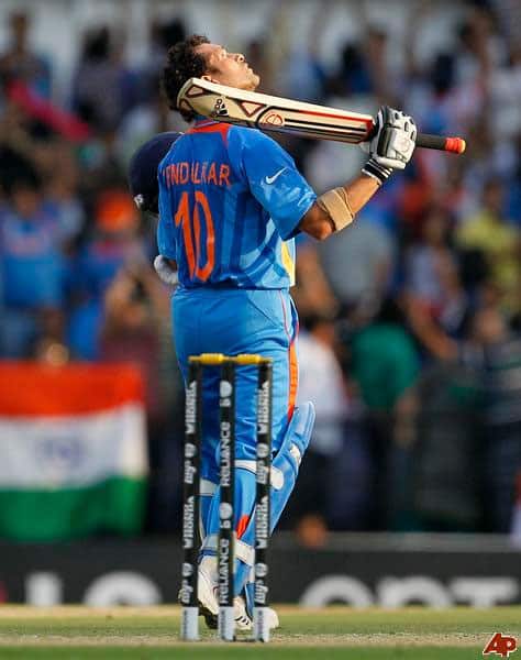 November 15, 2003: India were now playing New Zealand which was a must-win game for both the sides. India openers – Sehwag and Tendulkar got the side to a rollicking start as they added 182 runs for the first wicket. Sachin slammed his second century of the series, an innings that comprised of 12 boundaries and a six. Tendulkar added another 74 runs with Ganguly (33) for the second wicket and India reached a total of 353 runs which proved to be too much for the Kiwis.Result: India won by 145 runs -