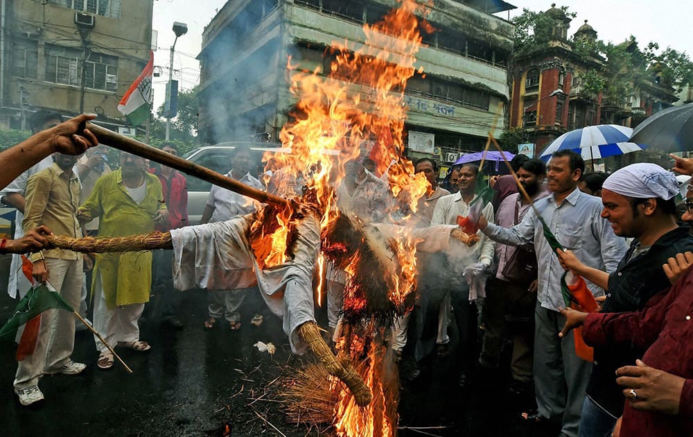 Congress activists burn an effigy of BJP leader Vijay Goel in front of BJP office in Kolkata on Thursday during a protest against his remark on migrants of UP and Bihar.