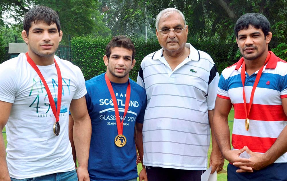 Haryana Chief Minister Bhupinder Singh Hooda with CWG medalists, Sushil Kumar(R), Amit Kumar(L) and Pawan Kumar(2nd L) in New Delhi.
