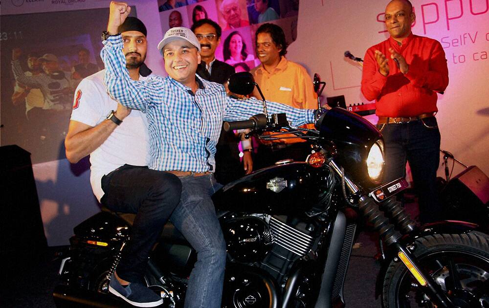 Cricketer Harbhajan Singh with a cancer survivor at an award function on the eve of Cancer Survivors Day.