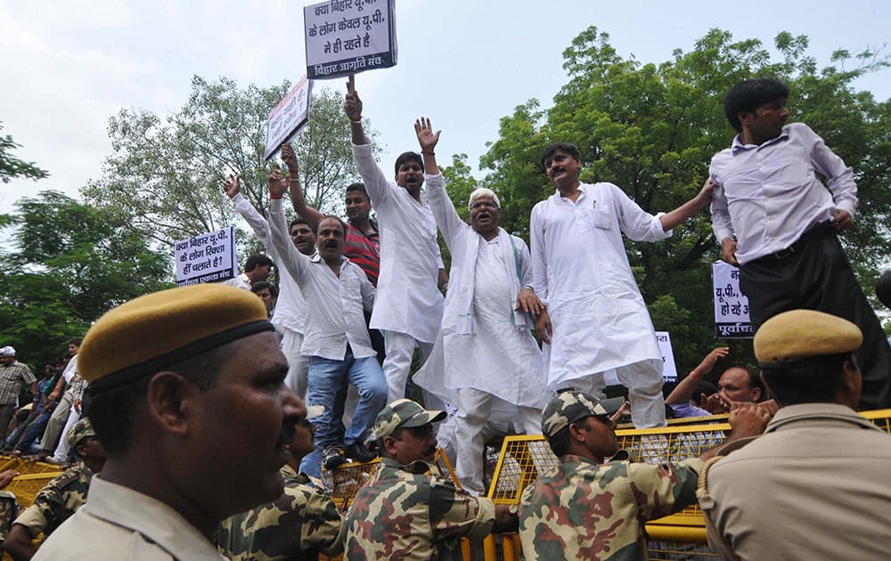 Former Congress MP Mahabal Mishra with Jan Jagriti Manch activists during a protest against BJP leader Vijay Goel for his remarks on migrant people of UP and Bihar, at Jantar Mantar in New Delhi.