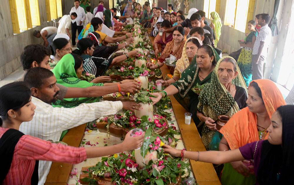 Devotee offer prayer to Lord Shiva on the occasion of last Monday of holy month of Shravana in Allahabad.