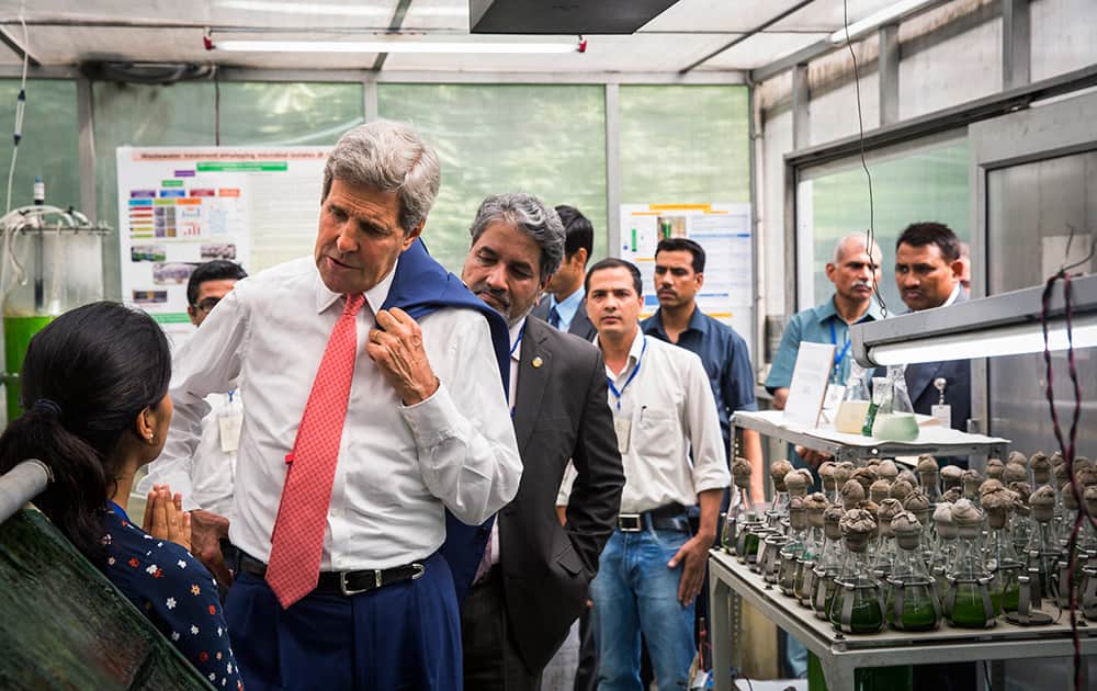 US Secretary of State, John Kerry, speaks with graduate student, Poonam Choudhary about her work studying algae at the Indian Institute of Technology in New Delhi.