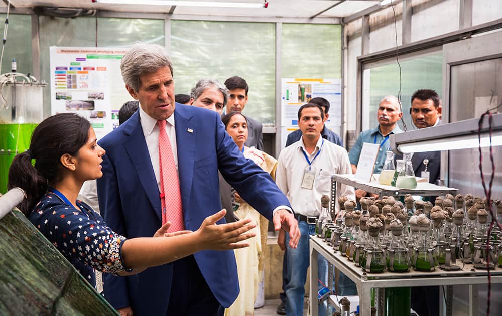 US Secretary of State, John Kerry, speaks with graduate student, Poonam Choudhary about her work studying algae at the Indian Institute of Technology in New Delhi.