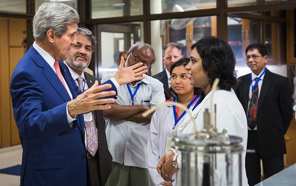 US Secretary of State, John Kerry, speaks with graduate students about their work at the Indian Institute of Technology in in New Delhi.