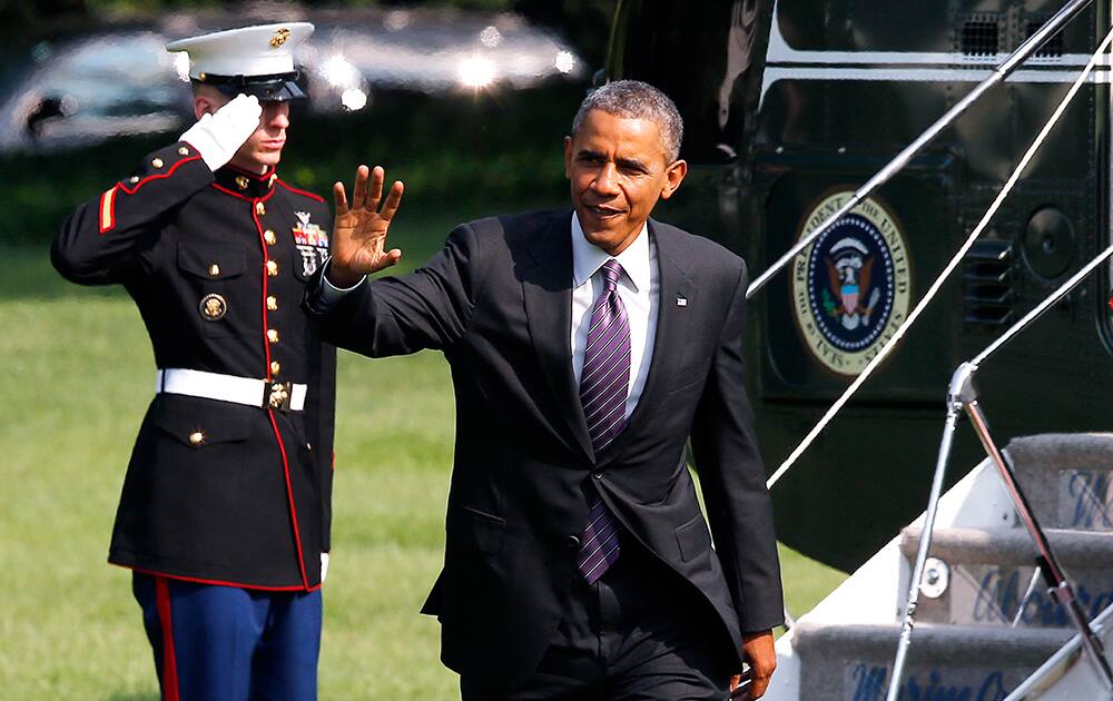 President Barack Obama waves after stepping off Marine One helicopter on the South Lawn of the White House in Washington.