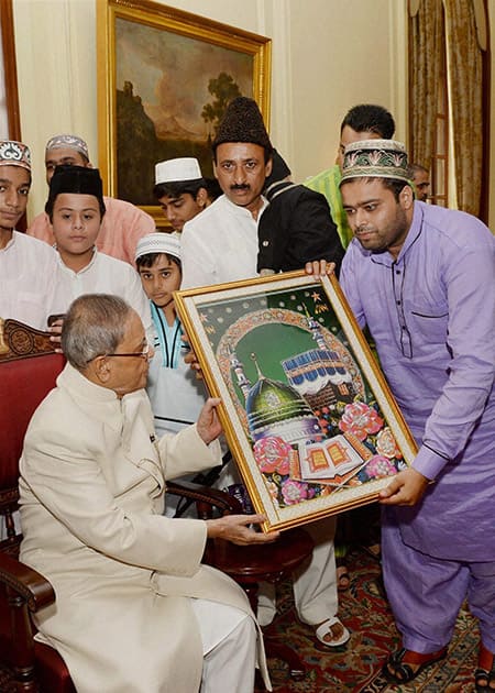 Presidenti Pranab Mukherjee receives greetings during `Eid-Ul-Fitr` celebrations at Rashtrapati Bhavan in New Delhi.