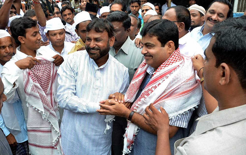 Union Minister for Road Transport and Shipping Nitin Gadkari greeting Muslims on the occasion of Eid-Ul-Fitr at Mominpura in Nagpur, Maharashtra.