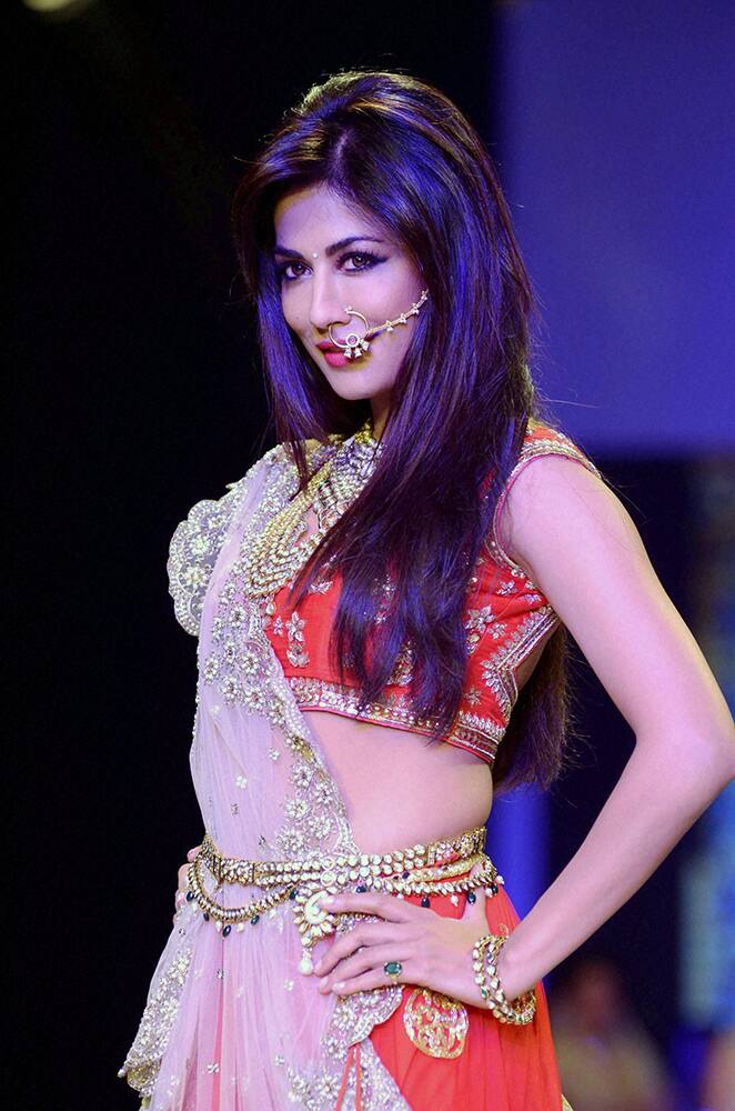 Bollywood actress Chitrangada Singh poses in a jewellery design by Moni Agarwal during the India International Jewellery Week (IIJW) in Mumbai