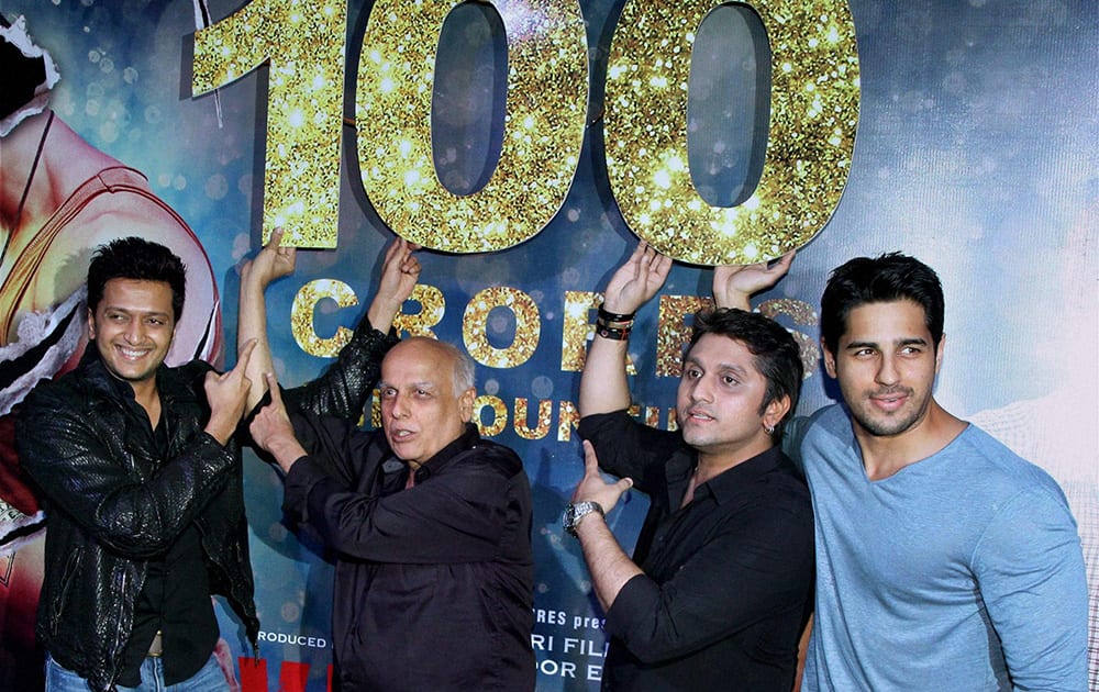 Riteish Deshmukh (L), filmmakers Mahesh Bhatt (second L) and Mohit Suri (second R) and actor Siddharth Malhotra during the success party of Ek Villain.