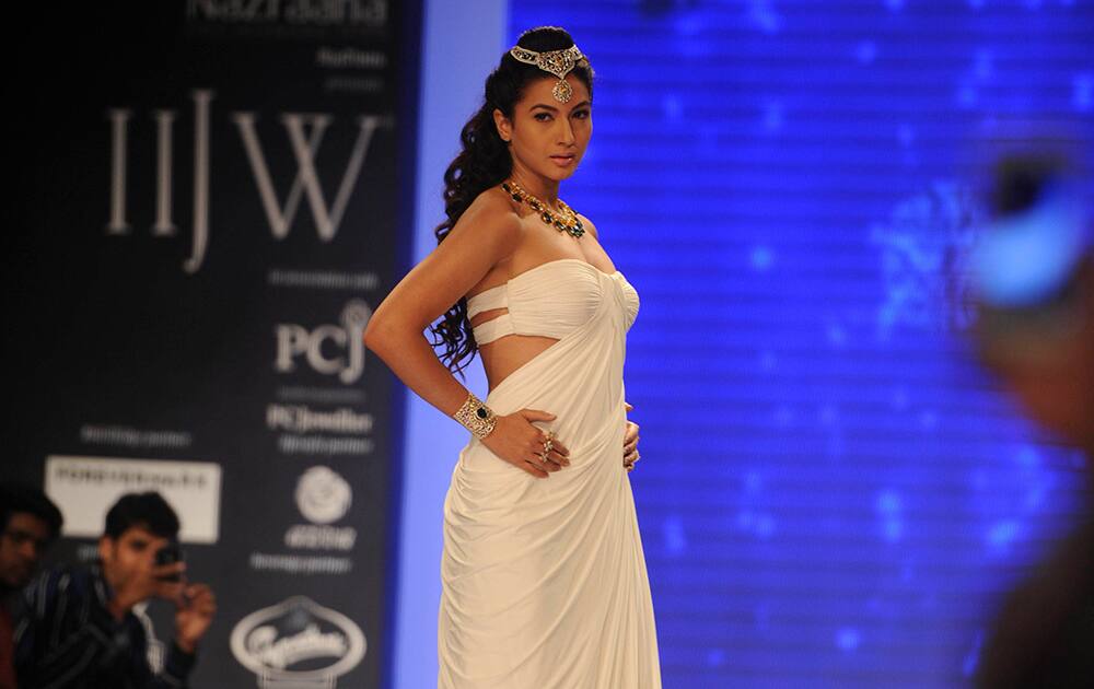 Gauahar Khan walked the ramp for the Indian Institute of Gems & Jewellery (IIGJ) during the India International Jewellery Week (IIJW) in Mumbai.- Ashwini Sawant.dna