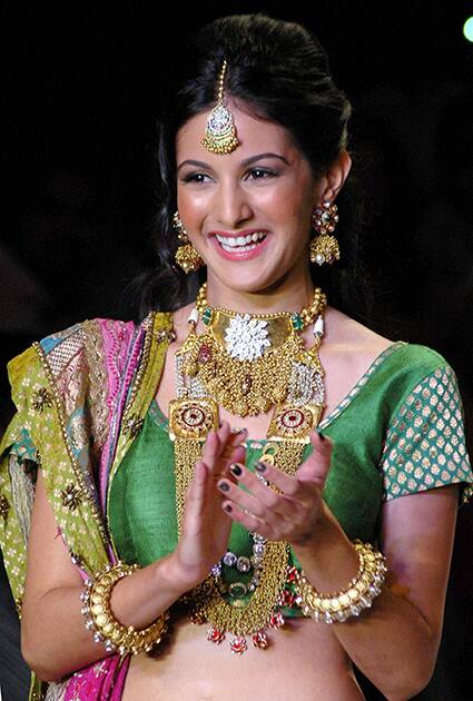 Bollywood actress Amyra Dastur walks the ramp during the 2nd day of India International Jewellery Week (IIJW) 2014 in Mumbai.