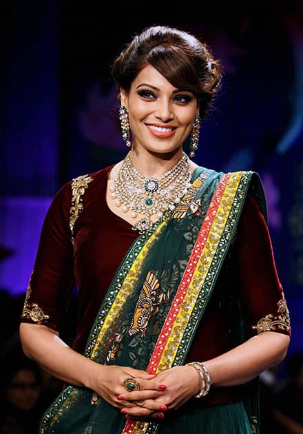 Bipasha Basu walking the ramp during the grand finale of India International Jewellery Week 2014 (IIJW) in Mumbai.