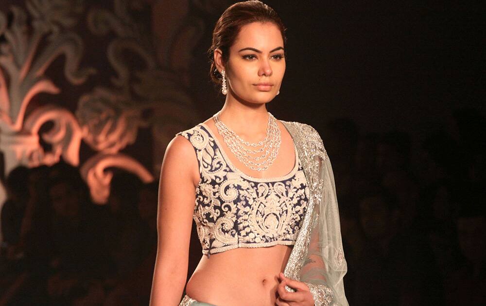 Model wearimg Shree Raj Mahal Jewelery clothes by Varun Bahl at Shree raj Mahal Jewelers India Couture Week 2014.