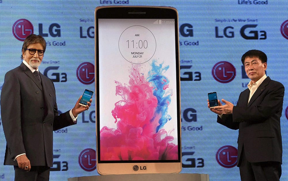 Bollywood actor Amitabh Bachchan and Soon Kwon, MD of LG Electronics India during the launch of LG G3 Smartphone in Mumbai.