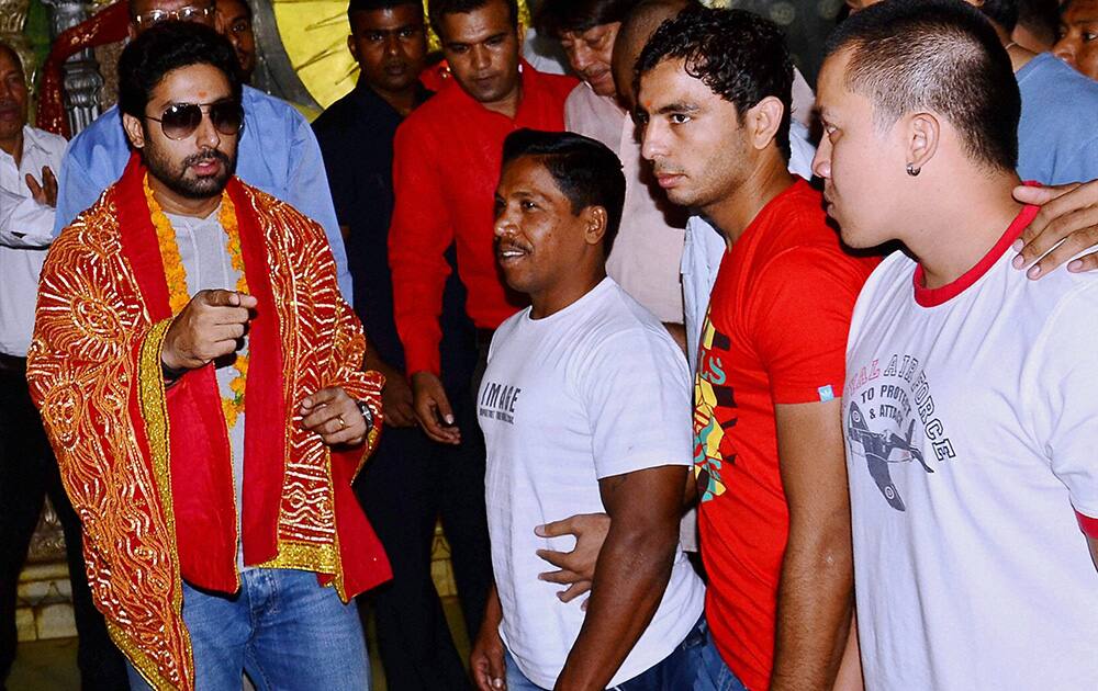 Bollywood actor & Pink Panther Kabaddi team owner Abhishek Bachchan with his team players at Moti Doongri temple in Jaipur.