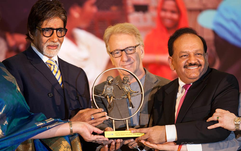 Indian Health Minister Harsh Vardhan and UNICEF India Representative Louis Georges Arsenault present a souvenir to Bollywood star and UNICEF goodwill Ambassador Amitabh Bachchan, left at a function held to thank those who worked for polio eradication in India in New Delhi.