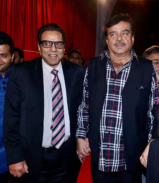 Dharmendra and Shatrughan Sinha (L) attend the International Indian Achievers Awards in Mumbai.