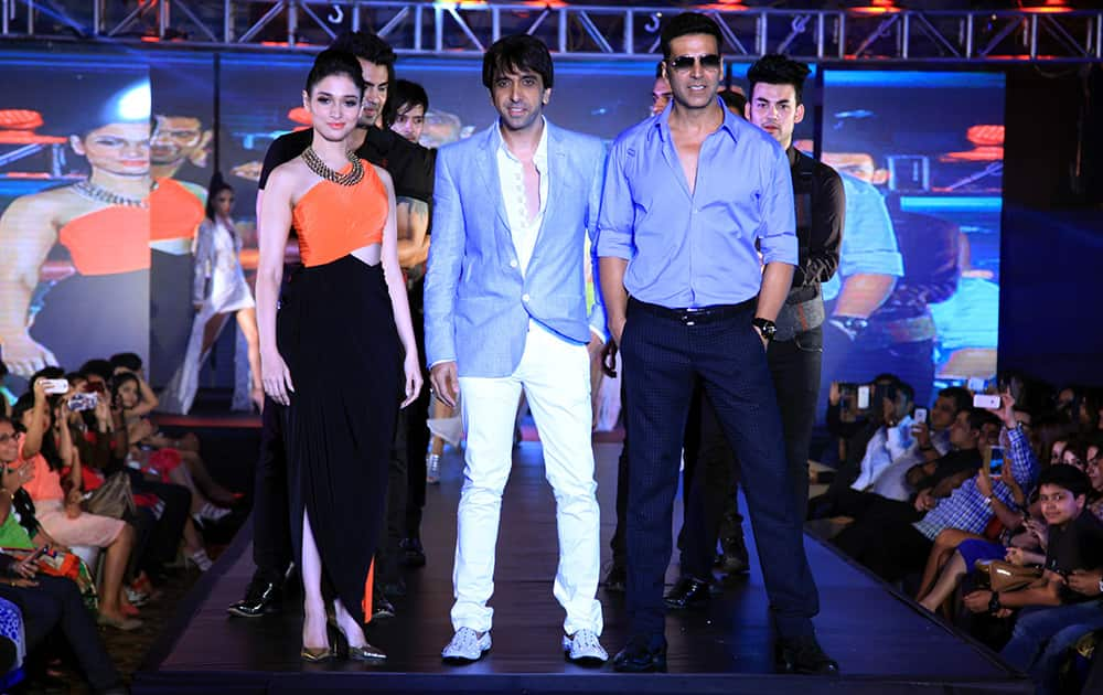 Akshay Kumar and Tamannaah Bhatia with Ramesh Dembla, in Bangalore.- Sanjay MD.DNA