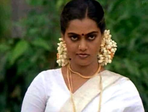 Vijayalakshmi Vadlapati, popularly known as Silk Smitha, was renowned for her bold roles. Smitha had reportedly committed suicide in her Chennai apartment in 1996. She had apparently lost all hope and was in deep financial crisis. She was running out of work and was deeply depressed. She is best known for her role of a seductress in Balu Mahendra’s ‘Sadma’ starring Kamal Haasan and Sridevi.