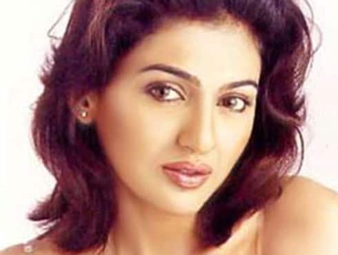 Model-turned actress Kuljeet Randhawa had won the Gladrags contest and was popular for her role in ‘Kohinoor’ TV show. On 8 February 2006, Randhawa hanged herself at her apartment in Juhu. In a suicide note, Kuljeet stated that she was ending her life as she was unable to cope with the complexities of life.