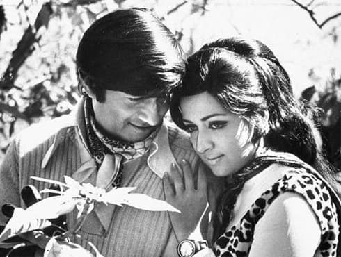 Though Hema Malini got her first break in Hindi cinema with ‘Sapno ke Saudagar’ opposite Raj Kapoor, it was ‘Johny Mera Naam’, which helped her create a niche for herself. Hema starred opposite the then megastar Dev Anand and had a pivotal role in the movie. Apart from her beauty, this movie portrayed her acting prowess, thus projecting her as a ‘promising leading heroine’ of her times. The movie was a blockbuster, and it was Malini’s initial step to the ladder of success. - Spice Team