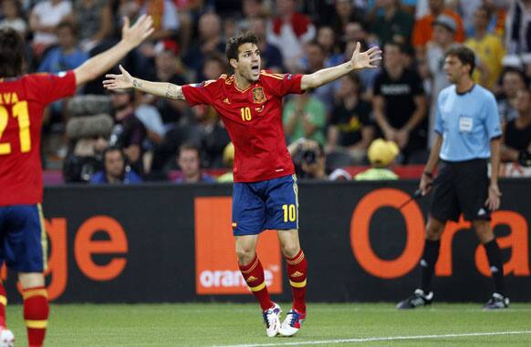 Spain's Cesc Fabregas claims a penalty after he fell in the penalty box during the Euro 2012 soccer championship quarterfinal match between Spain and France in Donetsk, Ukraine, Saturday, June 23, 2012