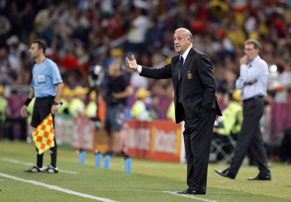 Spain head coach Vicente del Bosque instructs his players during the Euro 2012 soccer championship quarterfinal match between Spain and France in Donetsk, Ukraine, Saturday, June 23, 2012.