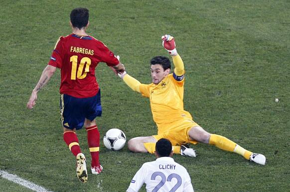 France goalkeeper Hugo Lloris, right, makes a save against Spain's Cesc Fabregas during the Euro 2012 soccer championship quarterfinal match between Spain and France in Donetsk, Ukraine, Saturday, June 23, 2012.