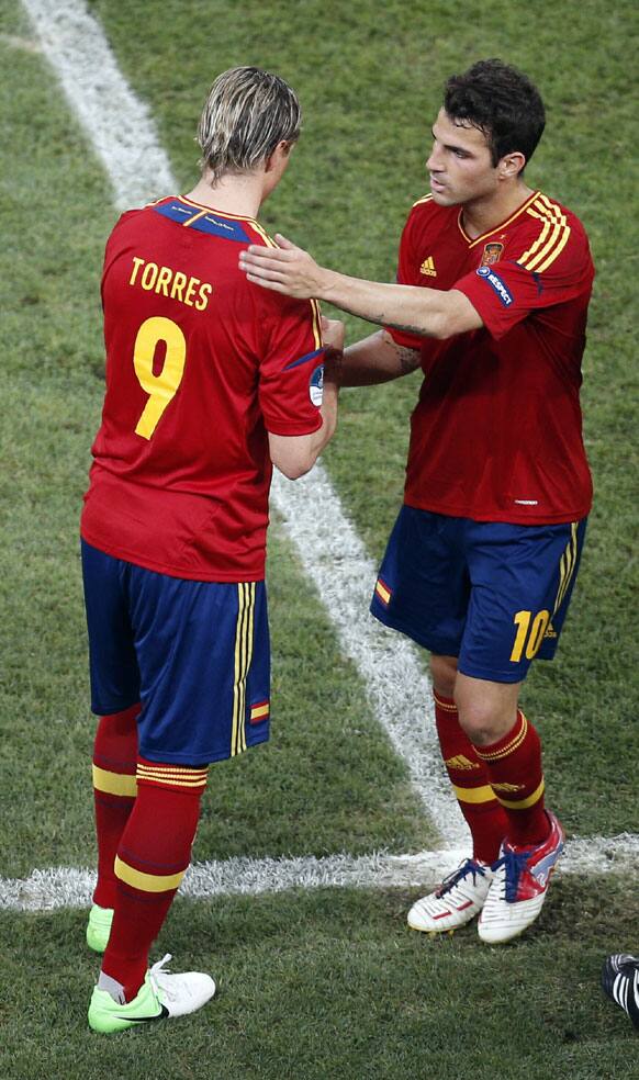 Spain's Cesc Fabregas, right, is substituted by Fernando Torres during the Euro 2012 soccer championship quarterfinal match between Spain and France in Donetsk, Ukraine, Saturday, June 23, 2012.