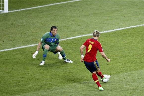 Spain's Fernando Torres, right, scores his side's third goal past Italy goalkeeper Gianluigi Buffon, left, during the Euro 2012 soccer championship final between Spain and Italy in Kiev, Ukraine, Sunday, July 1, 2012. 