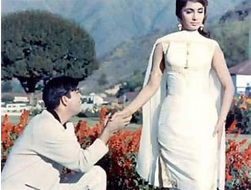 In 1965, stylish actress Sadhana was once again successful in setting a trend, and this time it was her figure-hugging sleeveless churidar kurtas in Yash Chopra’s ‘Waqt’, which caught the attention of young female fans in India. These churidaars was also worn by other actresses- Vyjanthimala, Asha Parekh and Sadhana in films like `Jewel Thief` and `Love in Tokyo`. It was a huge hit among both thin and curvy women. - Spice Team