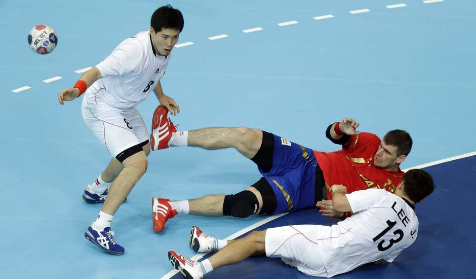 Julen Aguinagalde of Spain, center, and Lee Jae-woo (13) and Park Jung-geu of South Korea challenge during their men's handball preliminary match at the 2012 Summer Olympics.