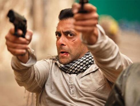 Salman Khan does it again. After giving huge blockbusters in the recent years, Salman now holds the record of the biggest opening day collection with his new release ‘Ek Tha Tiger’, which has earned Rs 33 crores in its first day. The record was earlier held by Hrithik Roshan starrer ‘Agneepath’, which had released earlier this year.
The film is Salman Khan’s first venture with Yash Raj Films. Directed by Kabir Khan, the film also stars Salman’s alleged ex-girl friend Katrina Kaif. The film, which is worth Rs 75 crores, is expected to break all records and collect more than 200 crores according to trade pundits.