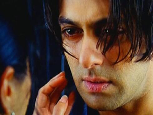 ‘Tere Naam’ was released in 2003, and starred Salman Khan and Bhumika Chawla in the lead roles. In the film, Salman’s indifferent hair style became a nationwide craze amongst youngsters.
The film had soulful music and was nominated for eight Filmfare Awards. However, it failed to win any award. The film earned Rs 19.5 crores.