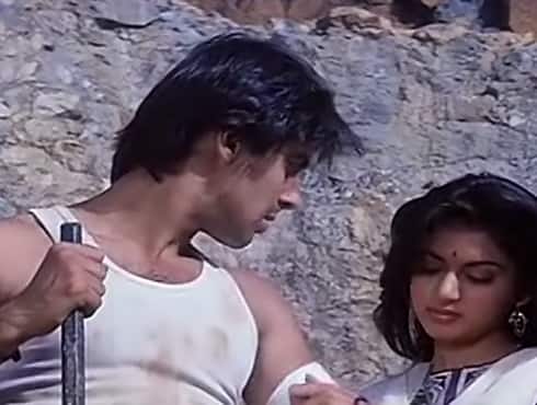 ‘Maine Pyar Kiya’ was Salman Khan’s first solo film as a lead actor. The film was released in 1989 and went on to become the biggest hit of the year and the second biggest hit of the decade. The film earned 14 crores at that point of time.
Salman Khan won the Filmfare Award for the Best Male Debut. The film also won 5 other awards in different categories.